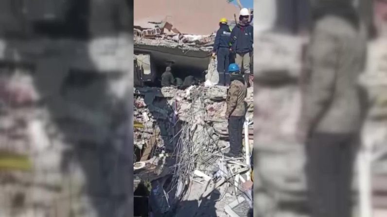 Sinoplu Arama Kurtarma Ekibi, Kahramanmaraş’ta Depreme Asansörde Yakalanan 4 Kişiyi Kurtardı